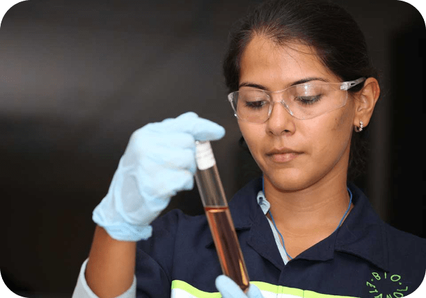 Mujer evaluando alcohol