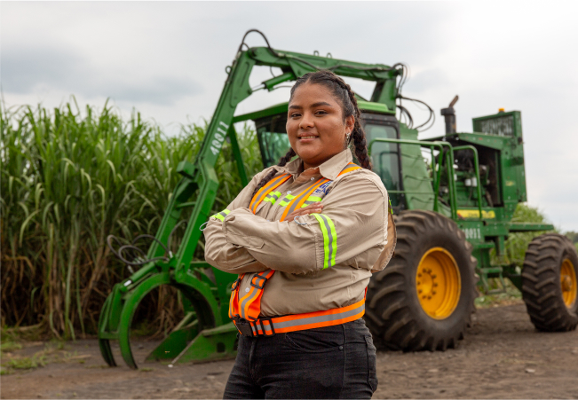 Foto de mujer sonriendo en campo de caña
