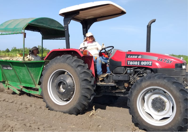 Mujer en tractor