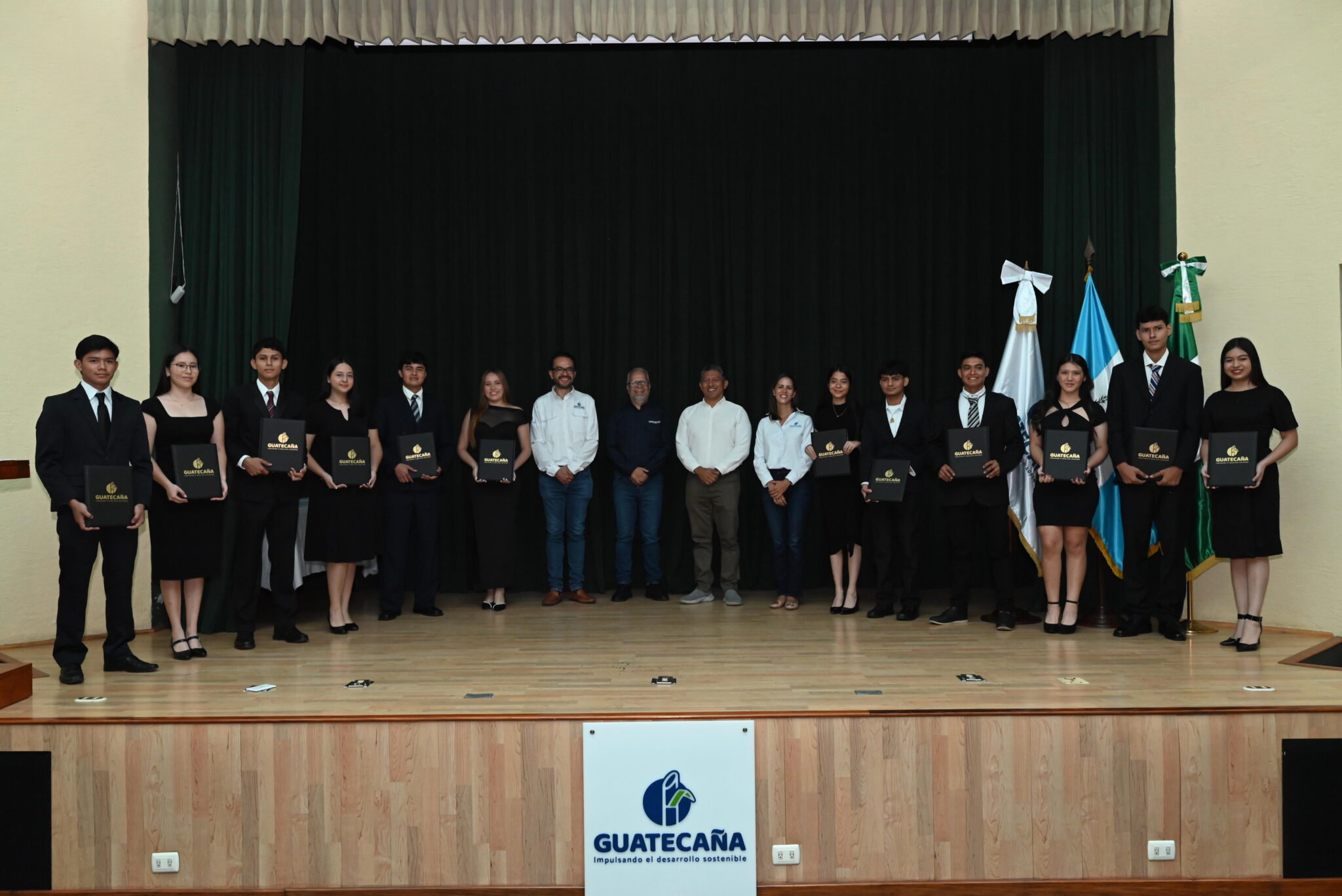 Guatecaña entrega becas universitarias a jóvenes de la Costa Sur